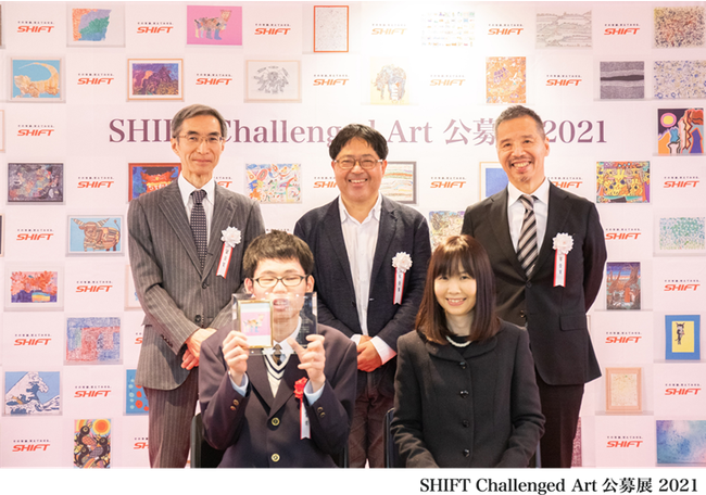 【イベントレポート】「SHIFT Challenged Art 公募展 2021」を開催のサブ画像8_審査員特別賞を受賞した新村 蒼太さんがご家族と審査員とともに記念写真