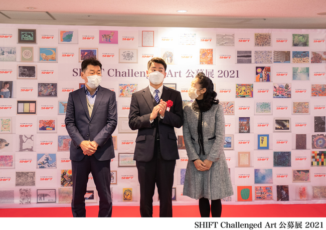【イベントレポート】「SHIFT Challenged Art 公募展 2021」を開催のサブ画像9_SHIFT賞を受賞した長谷部 航輝さんの受賞時の様子　ご家族ともに