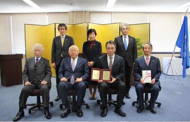 【岡山大学】ナカシマホールディングス株式会社から共育共創コモンズの建設にあたりご寄付をいただきましたのサブ画像2_記念撮影（前列左から、小長会長、中島基善社長、中島義雄社長、槇野学長、後列左から、阿部理事、高橋理事、菅工学部長）