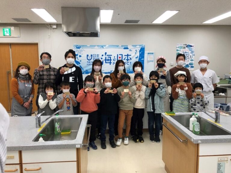 16名の親子が「アジ」と、「ウスバハギ」をさばいて料理！【日本さばける塾 in ふくおか】を開催のメイン画像