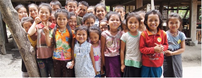「もったいない」の想いが子どもたちの笑顔に。〜使わなかった年賀はがきで途上国にワクチンを贈る「書き損じはがき回収キャンペーン」実施中〜のサブ画像3_ラオスのワクチン接種会場に集まった子どもたち