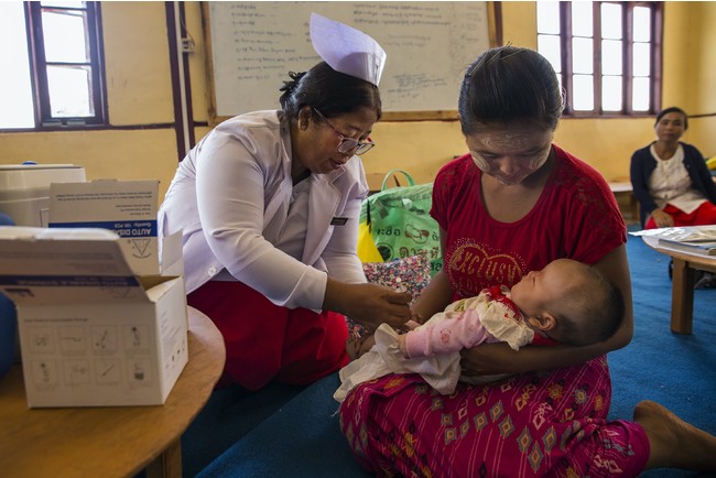 【2021年度　子どもワクチン支援】　軍事クーデターに揺れるミャンマーから支援要請のサブ画像1_ミャンマーでのワクチン接種の様子（2019年撮影）　　©️UNICEF Myanmar