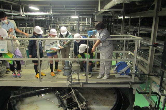 大分キヤノンマテリアルが第24回日本水大賞 経済産業大臣賞受賞　キヤノングループで持続可能な水資源の利用に向けた取り組みを実施のサブ画像3_地域の小学生を対象とした水の大切さをテーマにした工場見学の様子