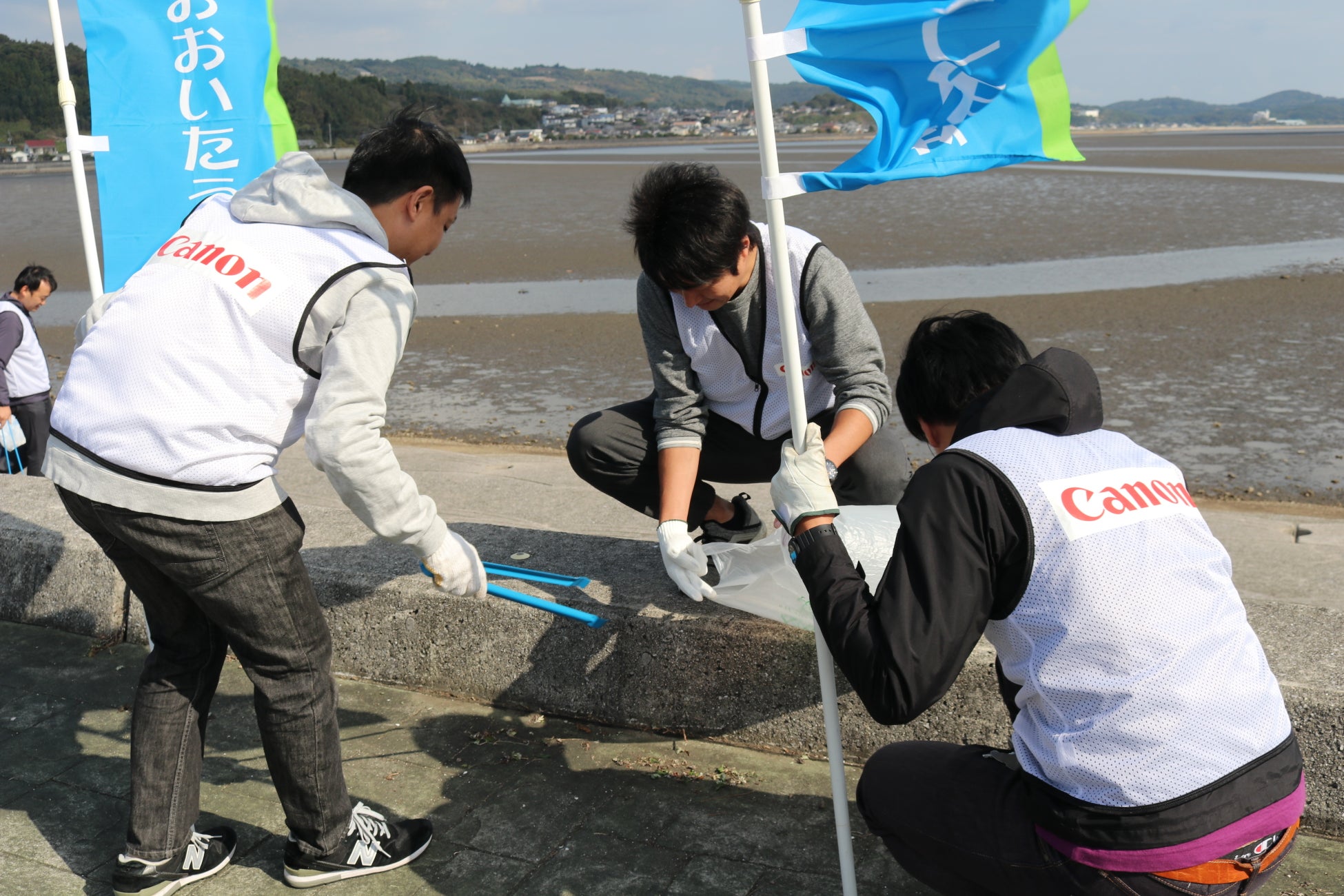 大分キヤノンマテリアルが第24回日本水大賞 経済産業大臣賞受賞　キヤノングループで持続可能な水資源の利用に向けた取り組みを実施のサブ画像4_近隣の海岸や河川の清掃活動の様子