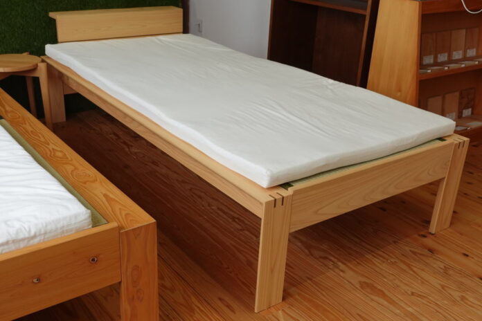 高齢者にベッドの楽さと畳の快適さを併せ持つ、日本の気候に合った寝台。天然素材の純国産ヒノキ畳ベッドKOTOⅡを新規発売開始のメイン画像
