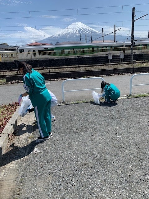 【文理学院（山梨・静岡）】生徒と共に取り組むＳＤＧｓ！　春の清掃活動を行いましたのサブ画像1_富士急河口湖駅での清掃の様子