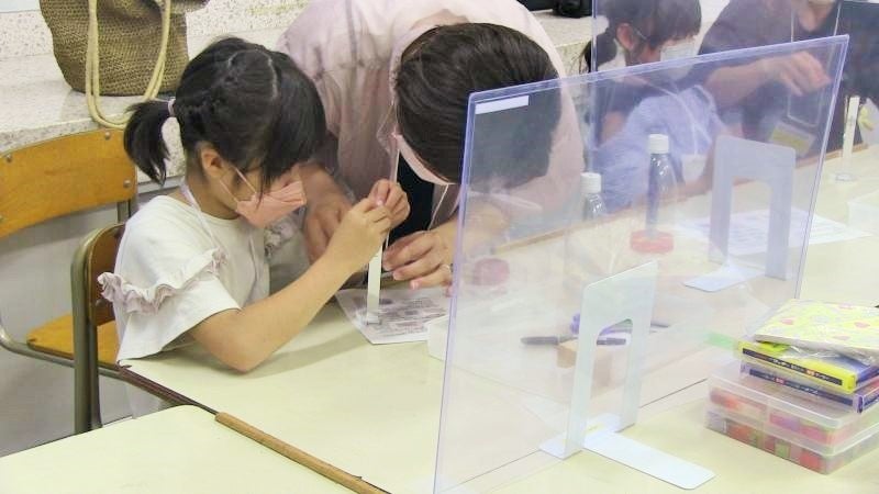 【岡山大学】「日ようび子ども大学 in 京山祭」に岡山大学工学部創造工学センター技術支援部門が出展しましたのサブ画像3_万華鏡の要であるミラーを組立ている様子