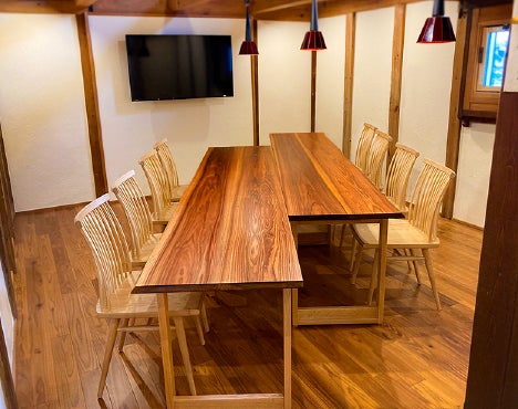 ～針葉樹無垢材の可能性を広げるオリジナル技術～表層圧密テクノロジー「Gywood® 」柏木工㈱に採用「美しさ」を追求した家具をご提案のサブ画像4_4月の高山祭りにあわせてOPENした公共施設 「Gywood®」の天板のテーブルと、京都の孟宗竹を使用した椅子