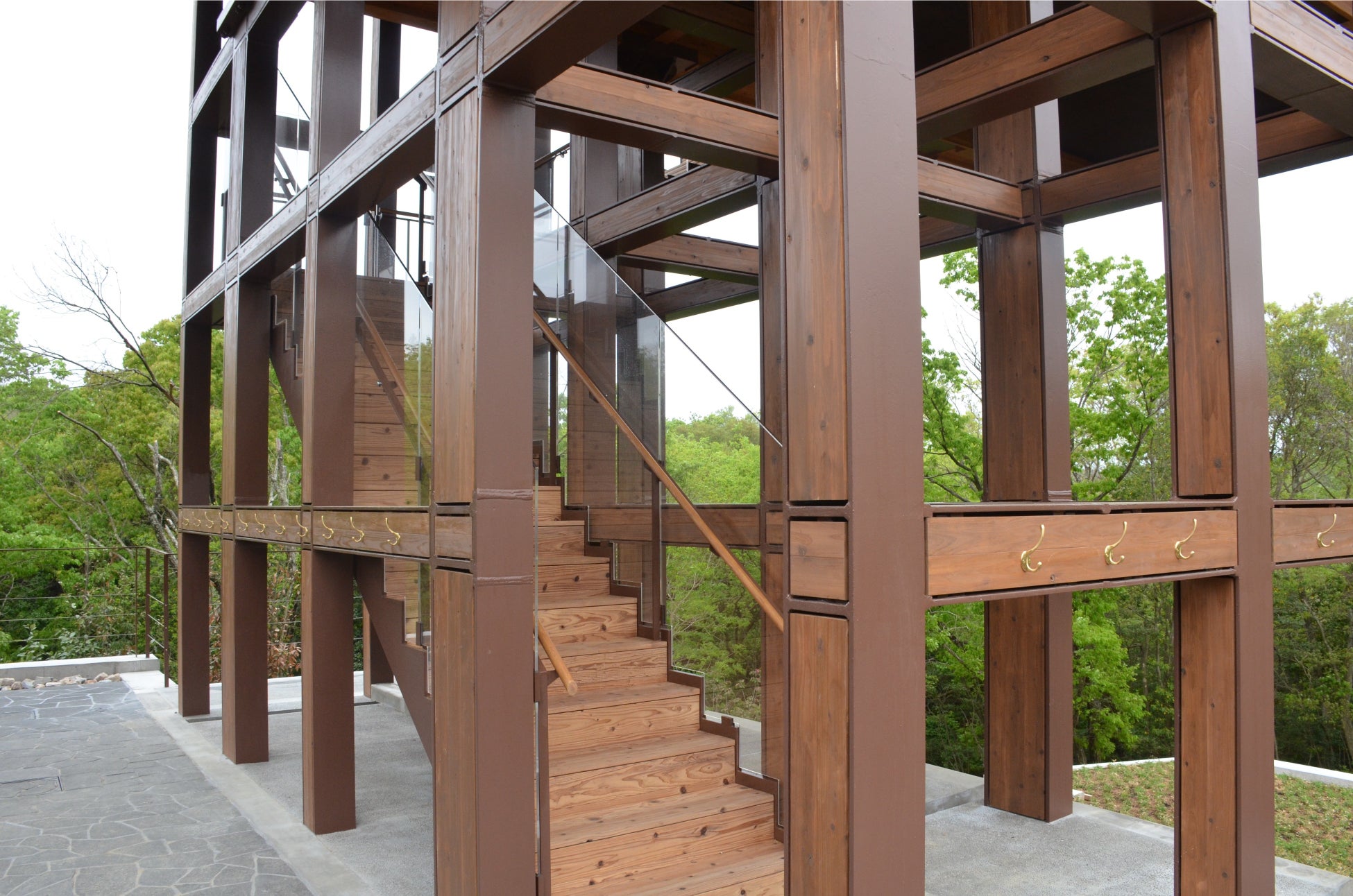 建築家 坂 茂氏の設計による座禅リトリート「禅坊 靖寧」にオリジナル国産材製品を納材のサブ画像5_柱部分のH鋼の化粧材としてObiRED®を使用すること で、鉄骨造でありながら木質感を感じられる仕様に