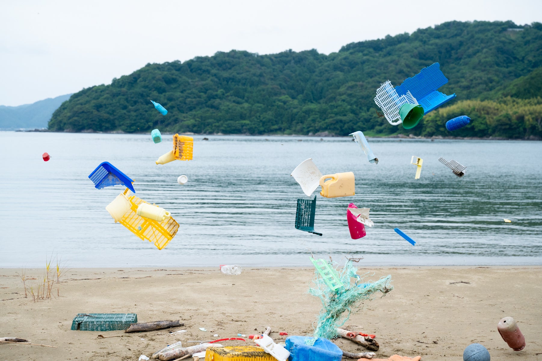 海洋プラスチックゴミが、若狭塗の伝統技法により箸の意匠に生まれ変わる！のサブ画像3_浜辺には多くのプラスチックゴミが漂着
