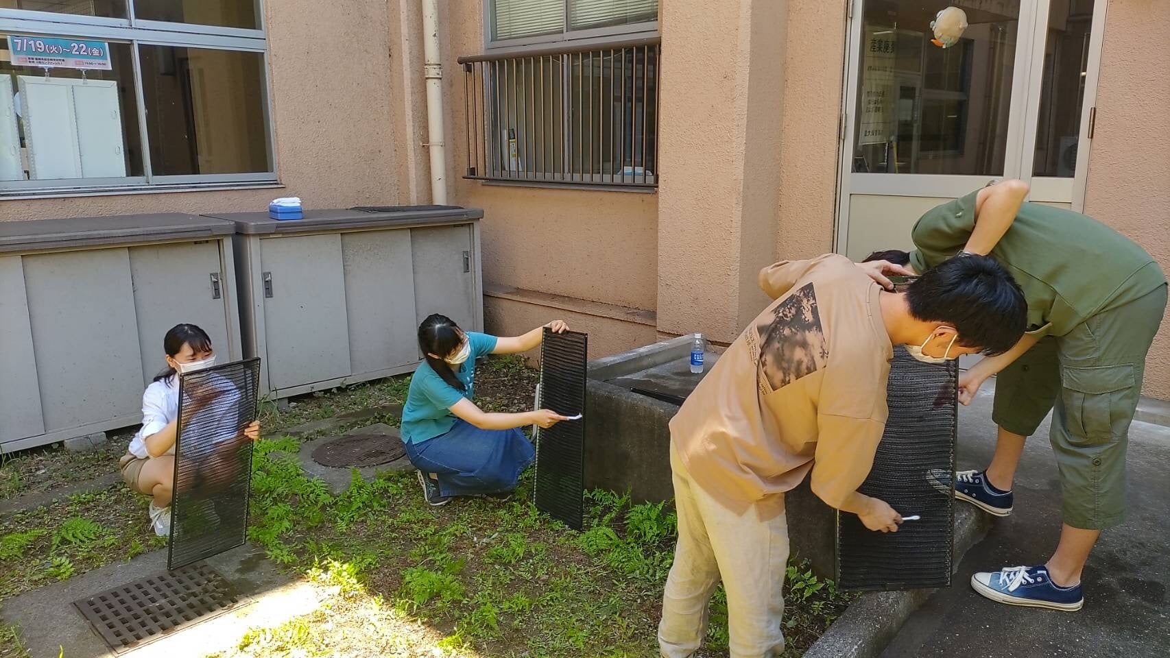 千葉大生が148台分のエアコンフィルターを清掃　大学の省エネ効果UP！のサブ画像1_今年の清掃の様子