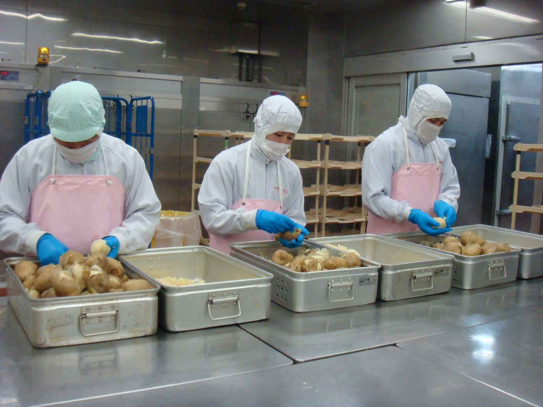 成城石井、新たなセントラルキッチンを神奈川県大和市に操業開始。デザート品目は2倍・惣菜品目2割増しへ！環境配慮への取組みも強化のサブ画像2_ポテトサラダのジャガイモの皮を手剝きで 製造する様子
