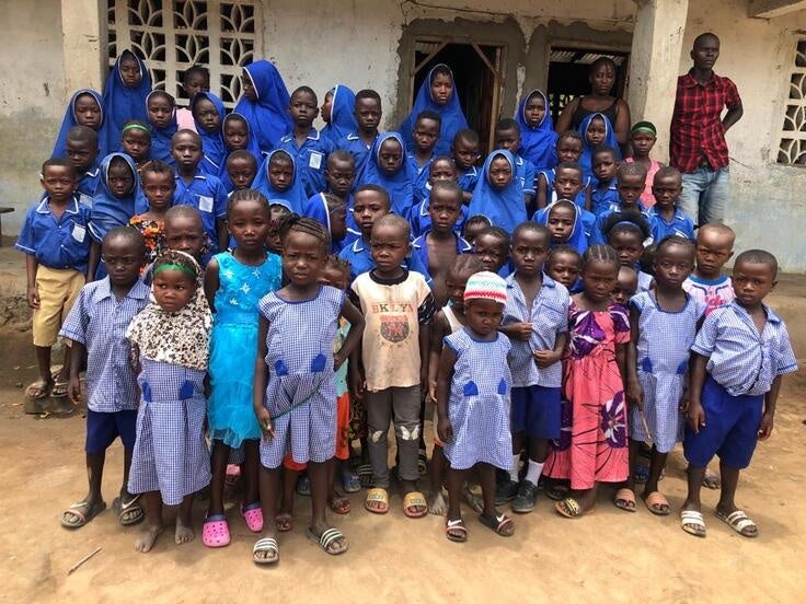 「ワンコインで寄付デビュー！」アフリカ教育支援NPOアラジが100人の新たな仲間を求めて「月額寄付キャンペーン」を開催のサブ画像7_サポートを届けるシエラレオネ共和国の小学校の子ども達