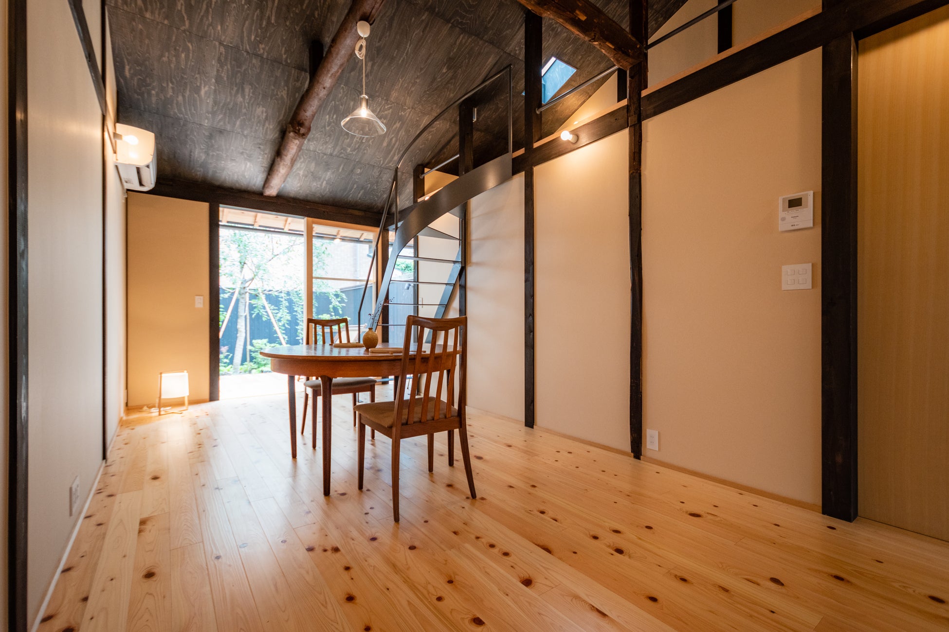 【二拠点生活】×【築100年の京町家】リリースのサブ画像1_リビング　床材はヒノキの無垢材。壁は和紙をあしらっている。