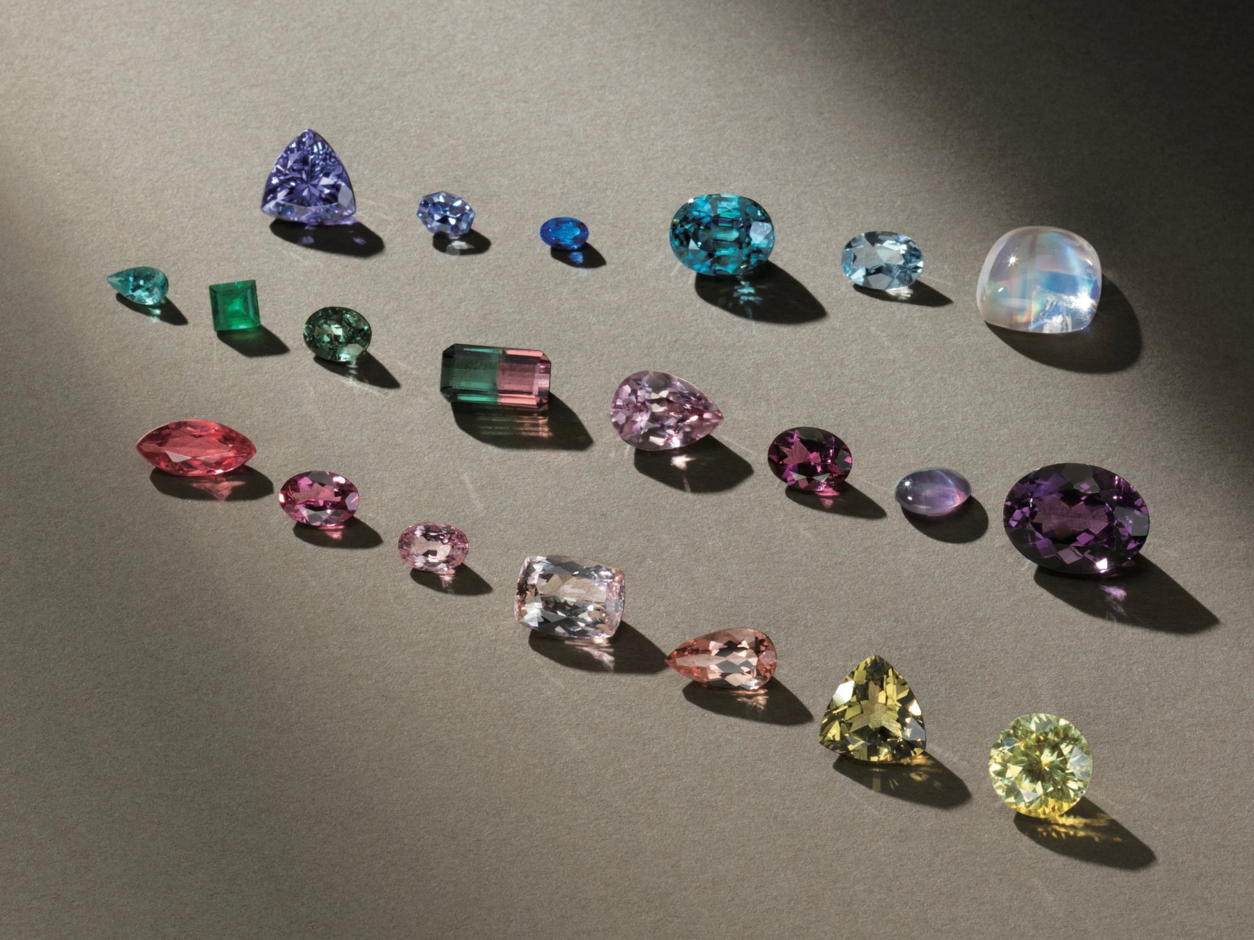 誕生石ジュエリーを「ラボグロウンの宝石(人工宝石)」でサステナブルに！人気の希少石「パパラチアサファイア」リングとピアス、ビズーから発売。のサブ画像11_上質で多彩な天然石を、世界中から買い付け