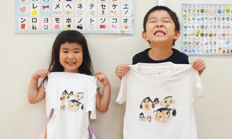 紙芝居で表情を学ぶ！子どもたちの描いた家族の似顔絵でTシャツをつくるワークショップ「ニコニコT」をプラザクリエイトが開催のメイン画像