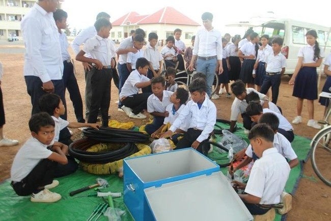 カンボジアの子どもたちに通学用自転車をプレゼントするクラウドファンディングを開始！ のサブ画像2_自転車修理クラブで修理を習う様子