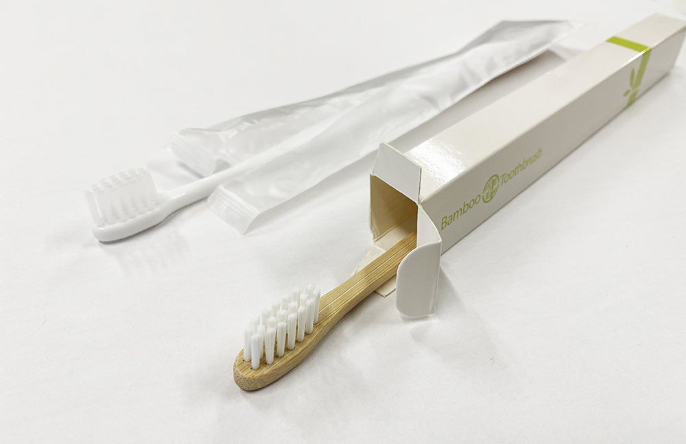 【歯科業界も注目の竹歯ブラシ】持ち帰り率8割？アメニティの歯ブラシを竹に代えてプラごみ削減を実現。のサブ画像2_開封したらゴミになる袋とは異なり、歯ブラシケースとして使える。
