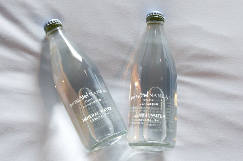 【スイスホテル南海大阪】ホテル内で使用する使い捨てプラスチック製品を2022年末までに撤廃へ。客室設置のミネラルウォーターをガラス瓶へ切り替えのサブ画像1