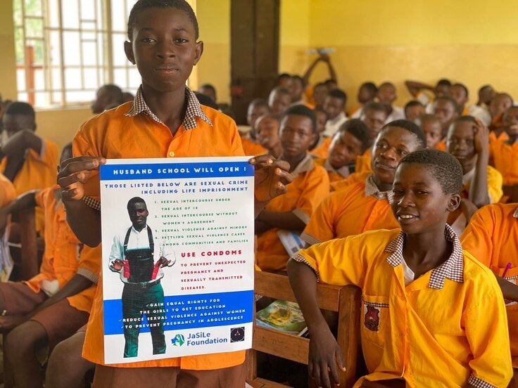中絶禁止のアフリカで女子教育格差をなくすため「男の子へ性教育」。日本のNGOが約2,000名に性教育プログラムを提供。のサブ画像4_啓発ポスターを持つ、シエラレオネの男子中高生