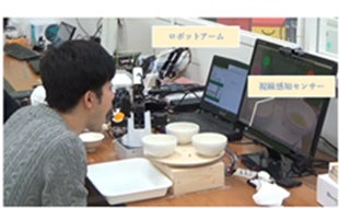 「Japan AT フォーラム2022 in 新居浜」を9月16日（金）－17日（土）にオンラインで開催！のサブ画像8_自助による咀嚼介護ロボットを用いた食事の様子
