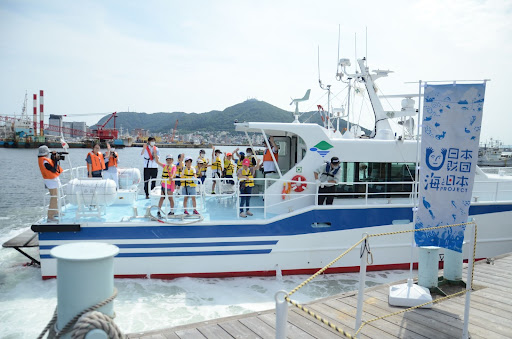 小学生16人が監督測量船「おおみずなぎ」に乗船！「みなと見学会〜海と日本プロジェクト〜」を開催しましたのメイン画像