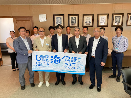 滋賀県大津市が「海ノ民話のまち」として認定！ゼネラルプロデューサーが佐藤健司市長を表敬訪問し、認定証贈呈式を実施しました。のメイン画像