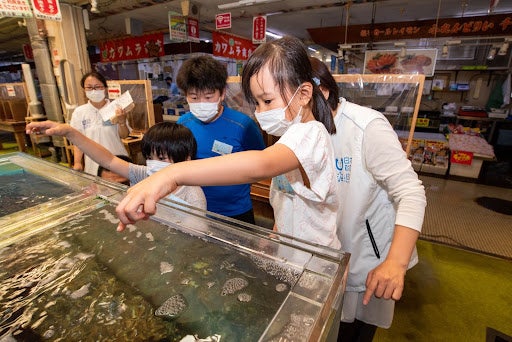 小学生が水族館飼育員の仕事を通して海の生き物と環境を学ぶ！「水族館飼育員体験〜海と日本プロジェクト〜」を開催しましたのサブ画像1