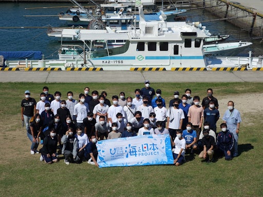 体験航海、海洋観測で身近な海について学ぶ『海の中を覗いてみよう！-海と日本PROJECT-』を開催しました！のサブ画像1_　参加者の記念撮影
