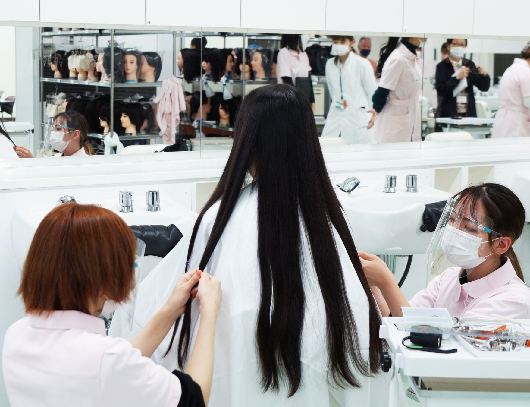 大阪樟蔭女子大学化粧ファッション学科美容コースの学生ならではの SDGs 活動にヘアロス当事者が参加！髪の毛で夢をつなぐプロジェクト座談会「~多様な未来への一歩~」を開催のサブ画像1_ヘアドネーションイベントの様子