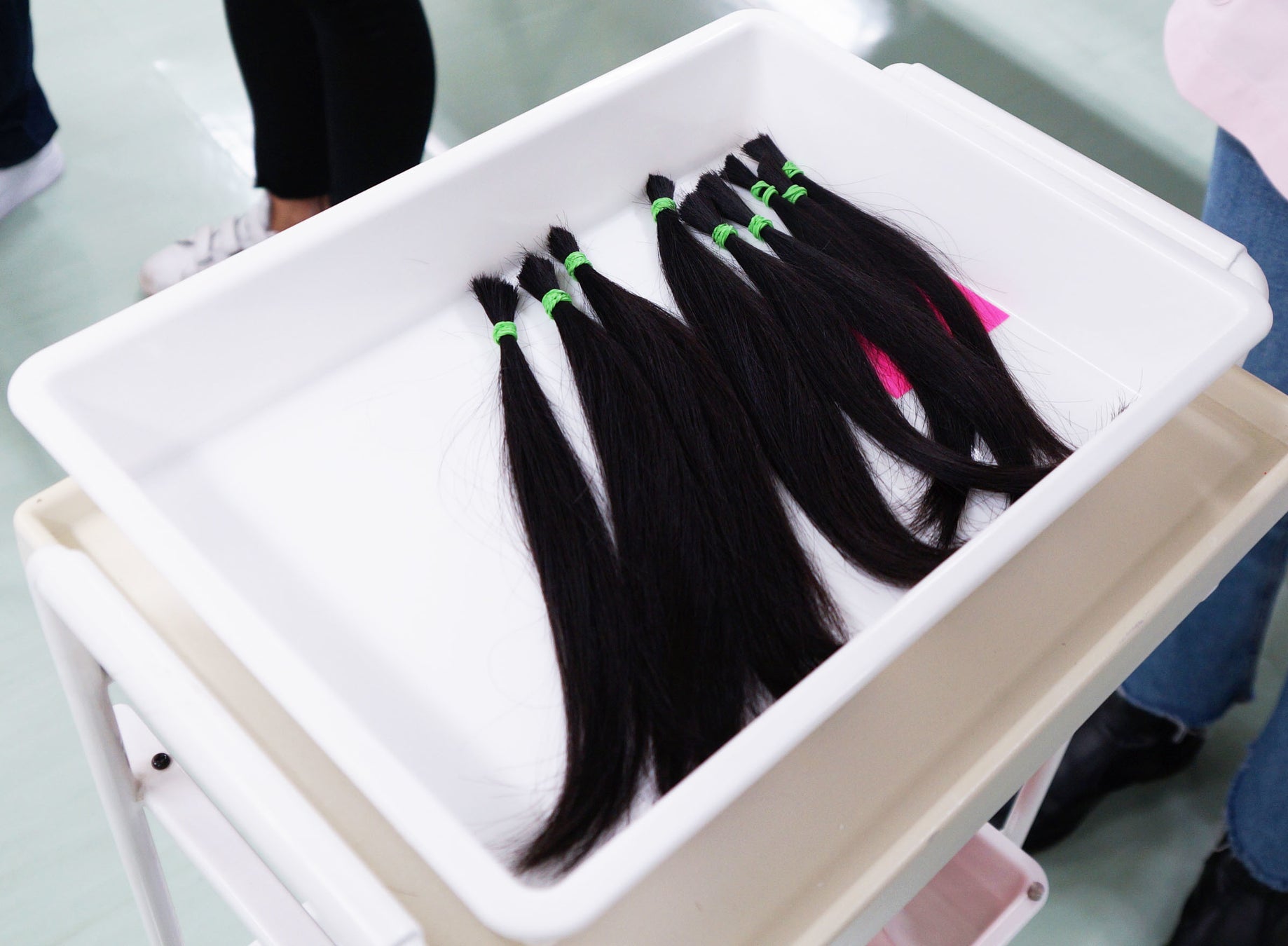 大阪樟蔭女子大学化粧ファッション学科美容コースの学生ならではの SDGs 活動にヘアロス当事者が参加！髪の毛で夢をつなぐプロジェクト座談会「~多様な未来への一歩~」を開催のサブ画像4_切った髪の毛束（ドネーションヘア）
