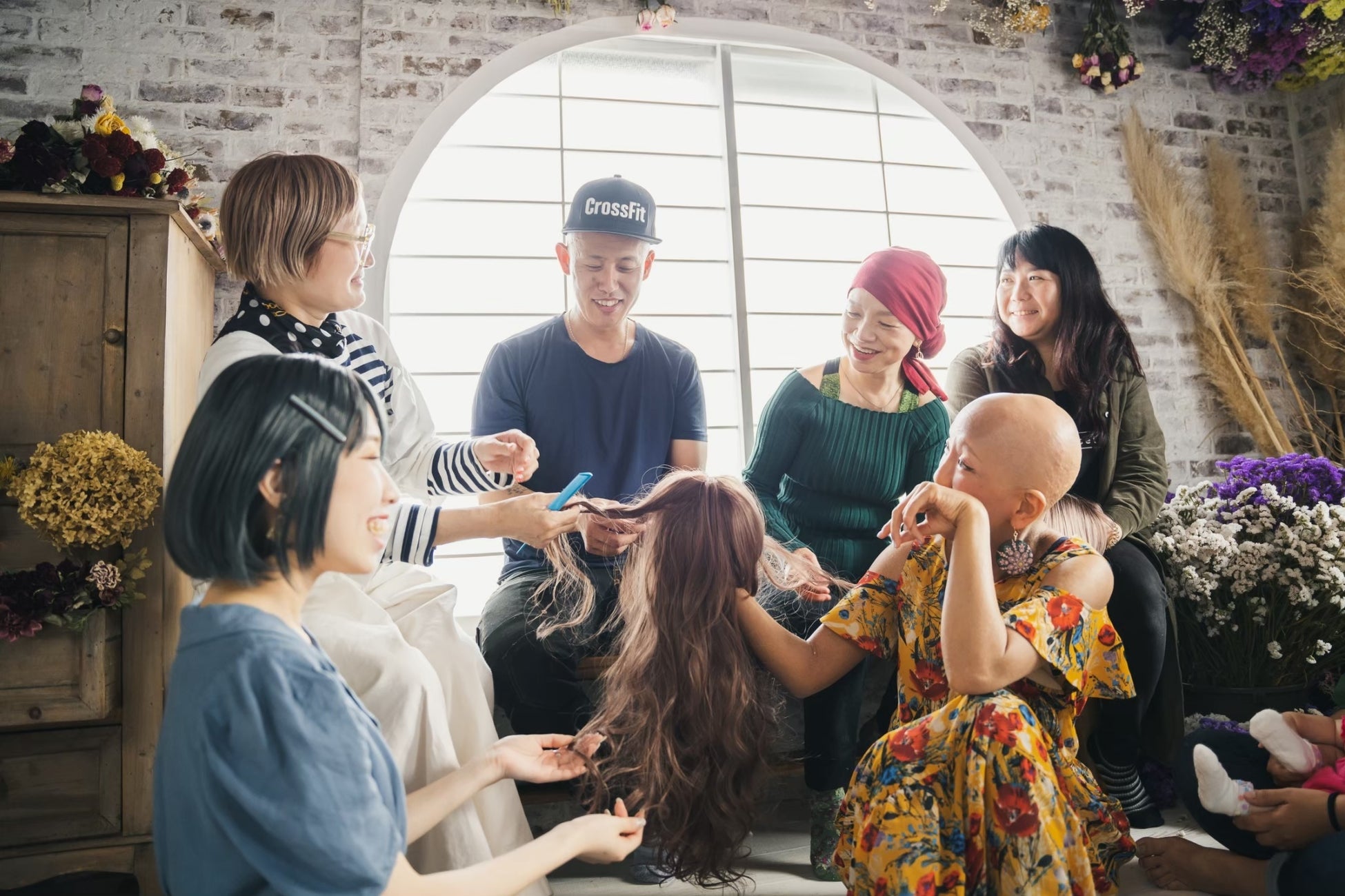 大阪樟蔭女子大学化粧ファッション学科美容コースの学生ならではの SDGs 活動にヘアロス当事者が参加！髪の毛で夢をつなぐプロジェクト座談会「~多様な未来への一歩~」を開催のサブ画像5_特定非営利活動法人Alopecia Style Project Japanでは美容師との交流会なども行っている