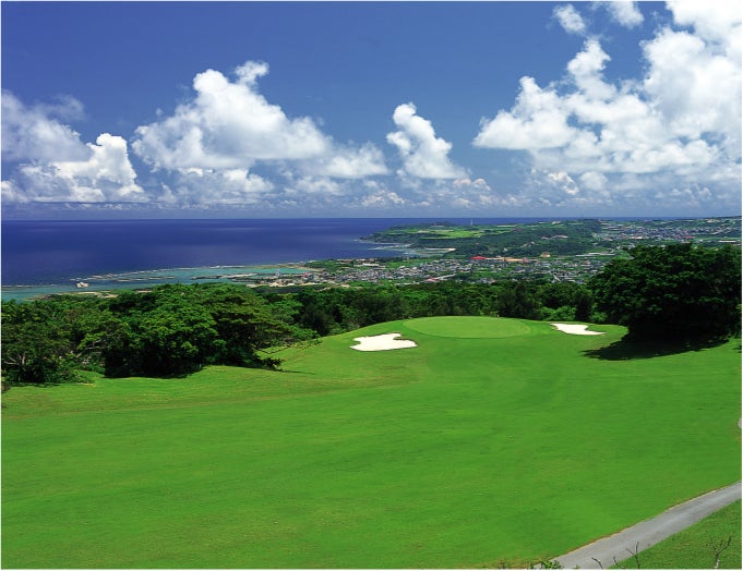 海を臨む名門ゴルフクラブ「琉球ゴルフ俱楽部」でプレイ！　沖縄ウェルネスゴルフツアー3日間 のツアーを発表いたします。ラウンドレッスン・参加特典付き！のサブ画像1