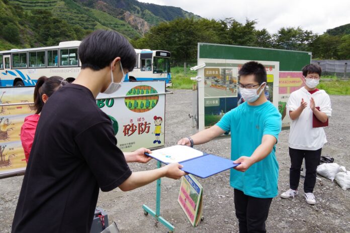 日光市足尾町の渡良瀬川の最上流の砂防の現場で、「大学生と楽しく学びながら植樹に励む高校生たち」に、宇都宮大学地域デザイン科学部が「社会貢献賞」をお贈りしました。のメイン画像