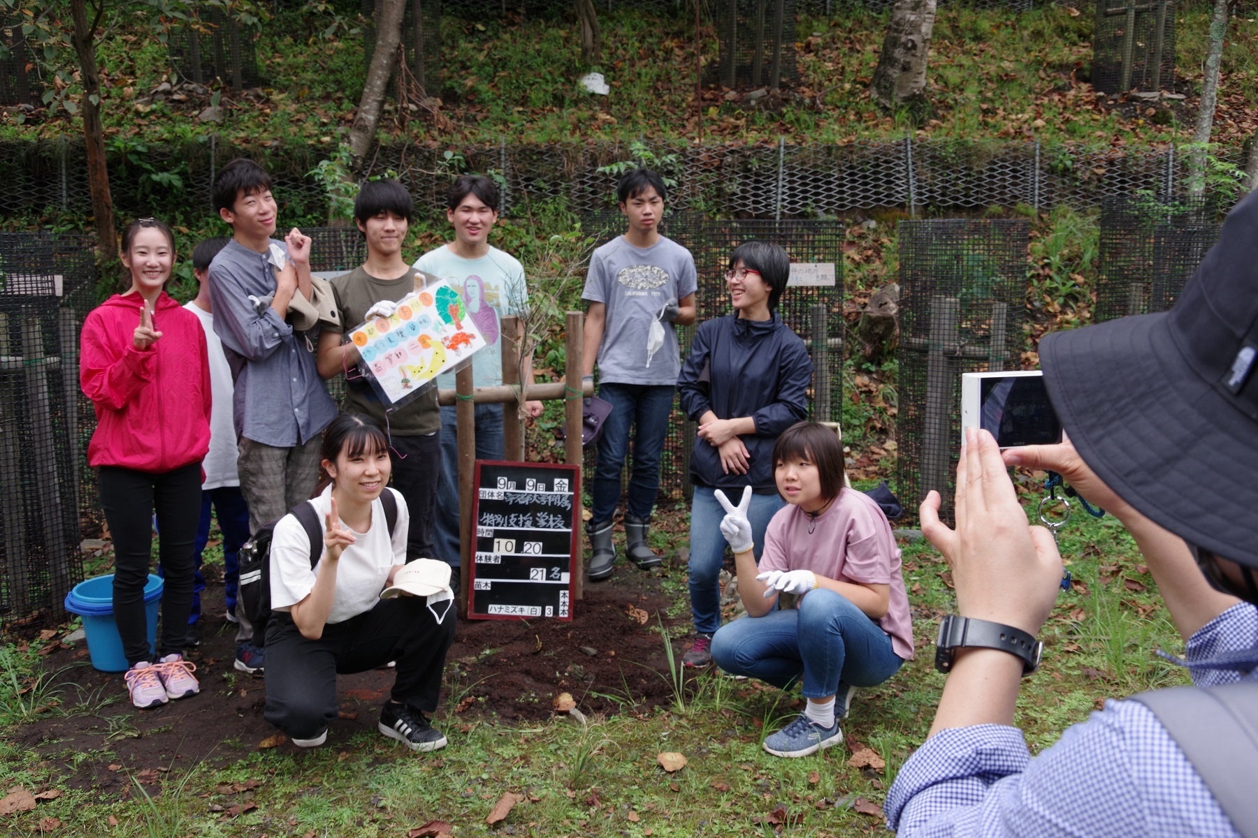 日光市足尾町の渡良瀬川の最上流の砂防の現場で、「大学生と楽しく学びながら植樹に励む高校生たち」に、宇都宮大学地域デザイン科学部が「社会貢献賞」をお贈りしました。のサブ画像11_高等部2年生。2022年9月9日の植樹活動。写真を撮るその一瞬だけマスクを外して撮影。