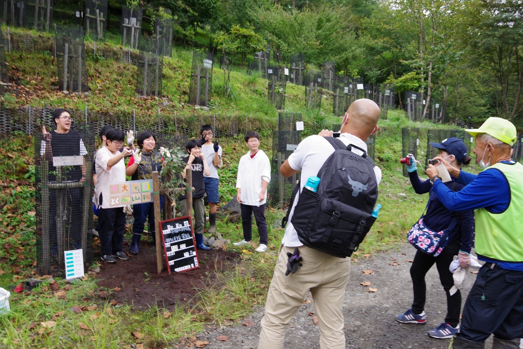 日光市足尾町の渡良瀬川の最上流の砂防の現場で、「大学生と楽しく学びながら植樹に励む高校生たち」に、宇都宮大学地域デザイン科学部が「社会貢献賞」をお贈りしました。のサブ画像12_高等部3年生。2022年9月9日の植樹活動。写真を撮るその一瞬だけマスクを外して撮影。