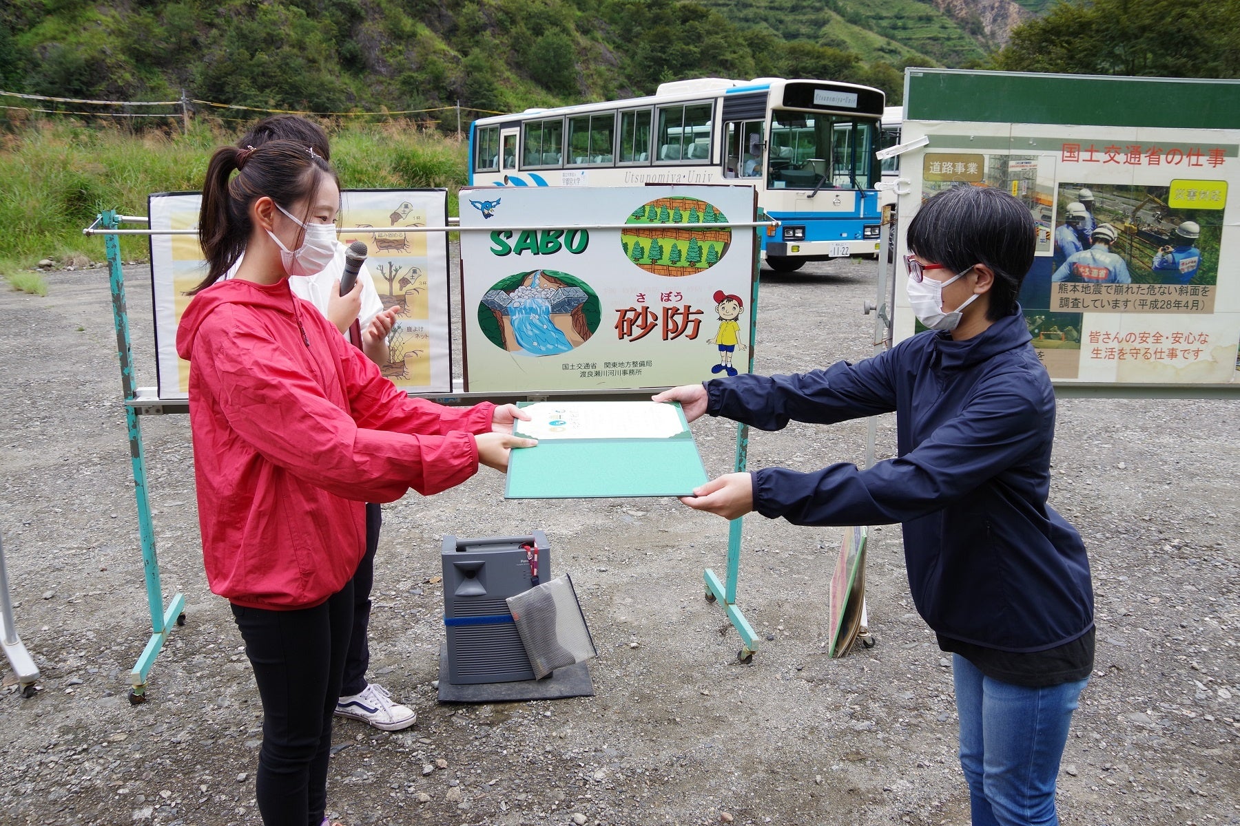 日光市足尾町の渡良瀬川の最上流の砂防の現場で、「大学生と楽しく学びながら植樹に励む高校生たち」に、宇都宮大学地域デザイン科学部が「社会貢献賞」をお贈りしました。のサブ画像14_2年生へも表彰状。（2022年9月9日。植樹活動を終えた後）