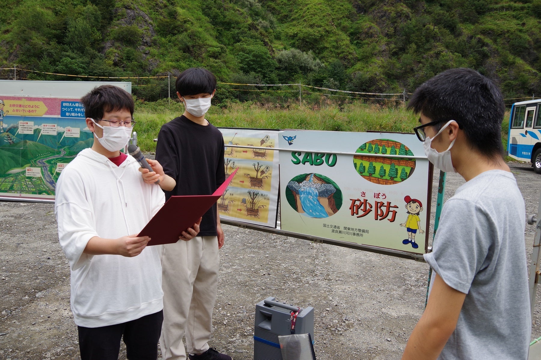 日光市足尾町の渡良瀬川の最上流の砂防の現場で、「大学生と楽しく学びながら植樹に励む高校生たち」に、宇都宮大学地域デザイン科学部が「社会貢献賞」をお贈りしました。のサブ画像15_3年生へも表彰状。（2022年9月9日。植樹活動を終えた後）