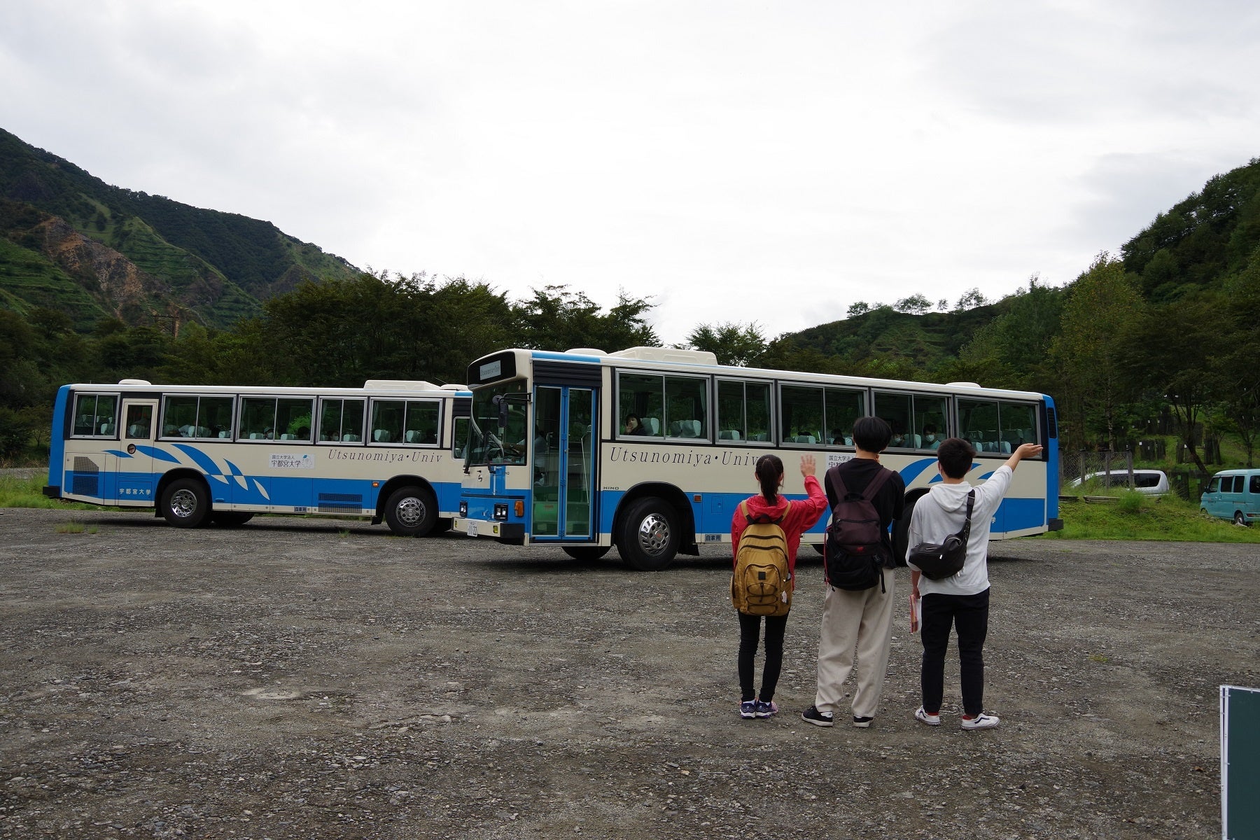 日光市足尾町の渡良瀬川の最上流の砂防の現場で、「大学生と楽しく学びながら植樹に励む高校生たち」に、宇都宮大学地域デザイン科学部が「社会貢献賞」をお贈りしました。のサブ画像6_特別支援学校の生徒の皆様をお迎えいたしました（2022年9月9日現地到着時の様子）