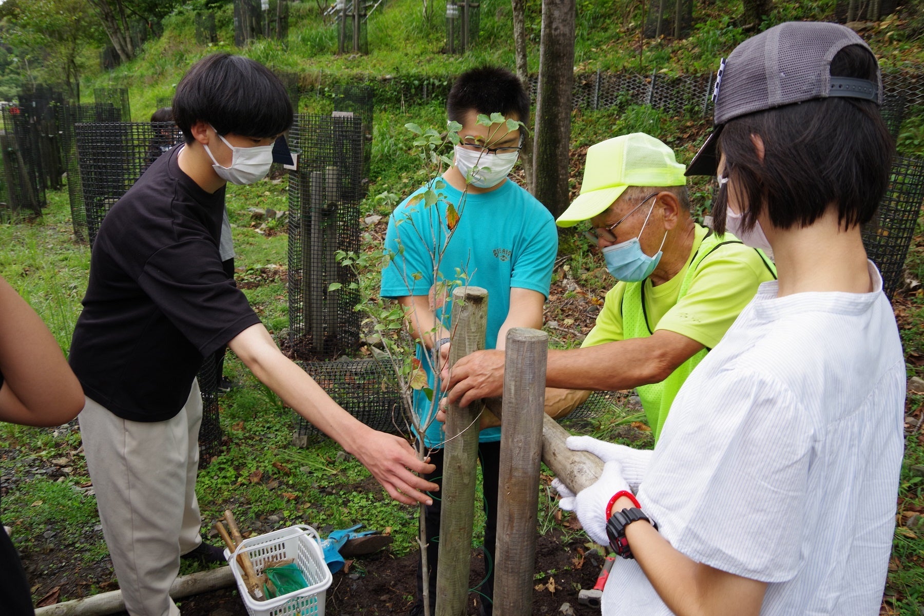 日光市足尾町の渡良瀬川の最上流の砂防の現場で、「大学生と楽しく学びながら植樹に励む高校生たち」に、宇都宮大学地域デザイン科学部が「社会貢献賞」をお贈りしました。のサブ画像9_大学生と高校生で一緒に楽しく植樹活動に励みました。足尾に緑を育てる会が現場での優しく細かいところまで心配りをしてくれております（2022年9月9日の植樹活動）