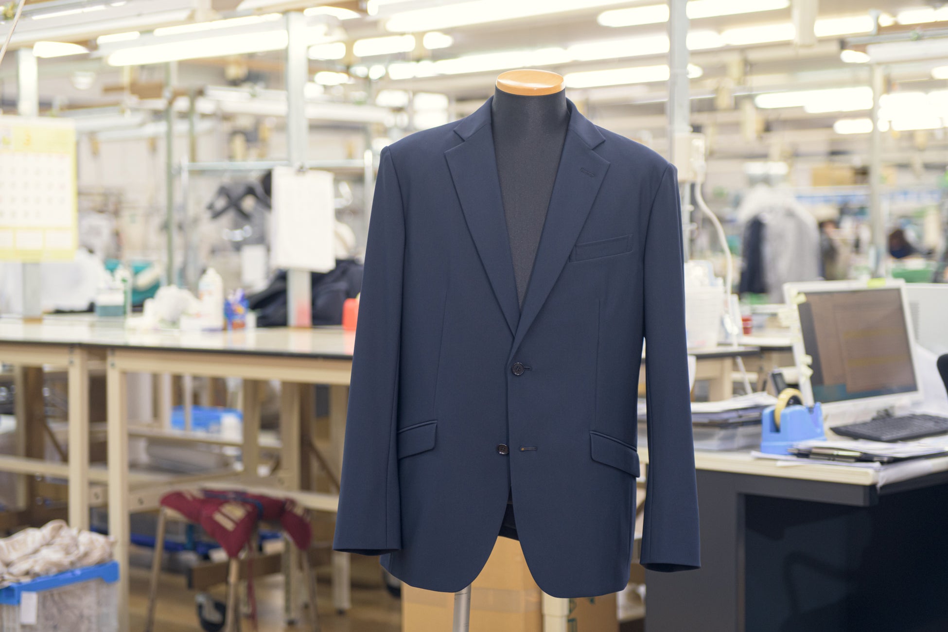 【新商品】１００％リサイクル糸のサスティナブルスーツ誕生。ＳＤＧｓと「着たまま踊れるほどの動きやすさ」を追求、国内縫製工場が自社ブランド立ち上げへ。のサブ画像1_『サスティナブルスーツ』ジャケット（ソーイングアサヒ縫製工場内にて）