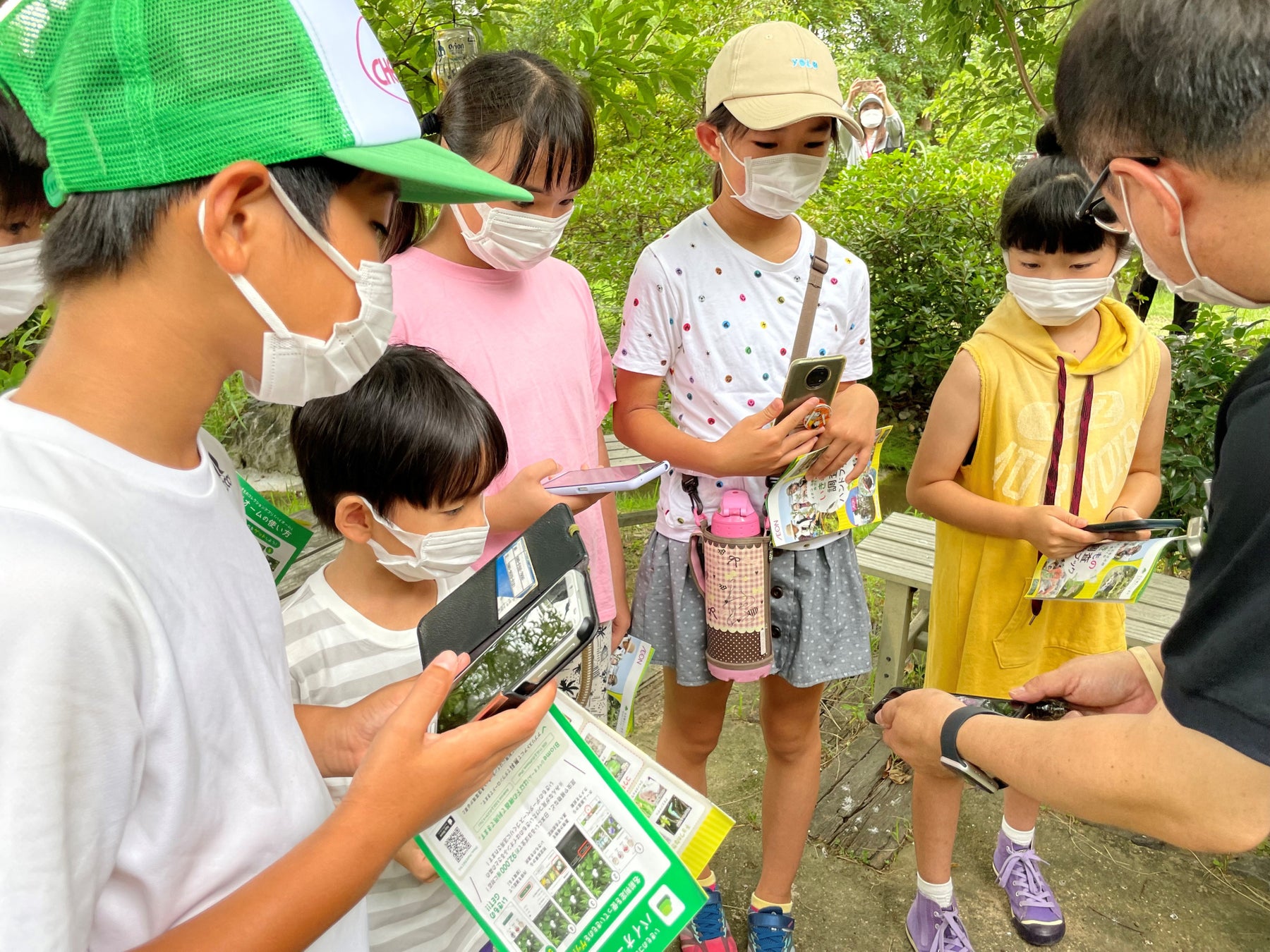 シェラトン・グランデ・トーキョーベイ・ホテル 修学旅行向けSDGs学習プログラムをスタートのサブ画像2_「イオン ふるさとの森」に生息する 「いきもの調査」をお客さまと実施