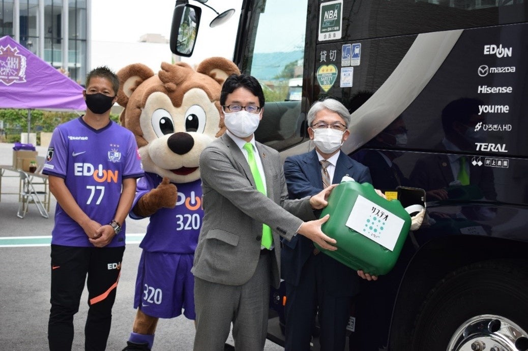 サンフレッチェ広島と中国JRバスが「ひろしま “Your Green Fuel” プロジェクト」に参画のサブ画像3_選手バスに次世代バイオディーゼル燃料「サステオ」を給油する様子