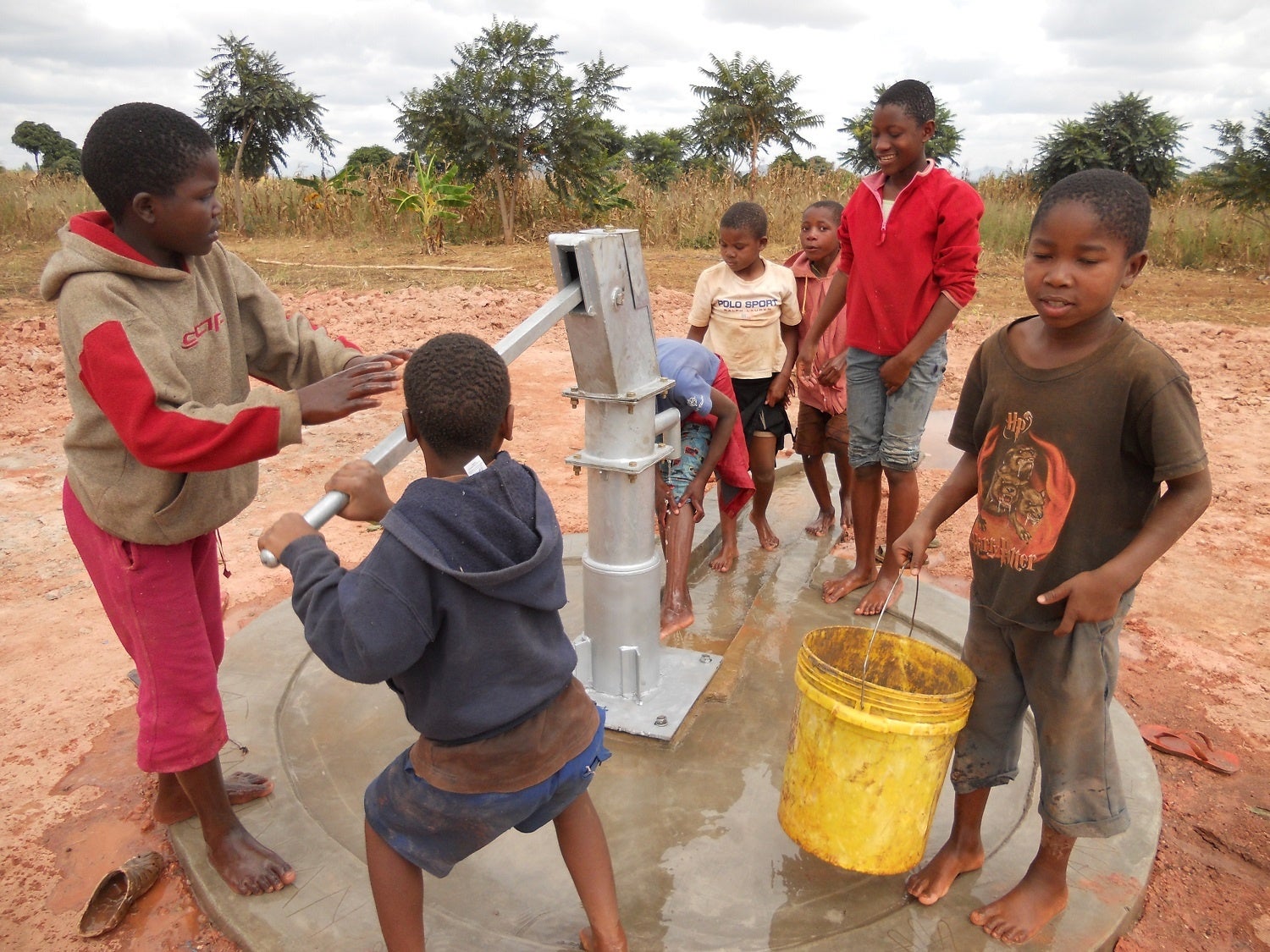 【ホテルオークラ神戸】タンザニアの子どもたちの自立を支援する「りんごフェア」を開催のサブ画像7_2011年 地下100mの深井戸掘削時の様子