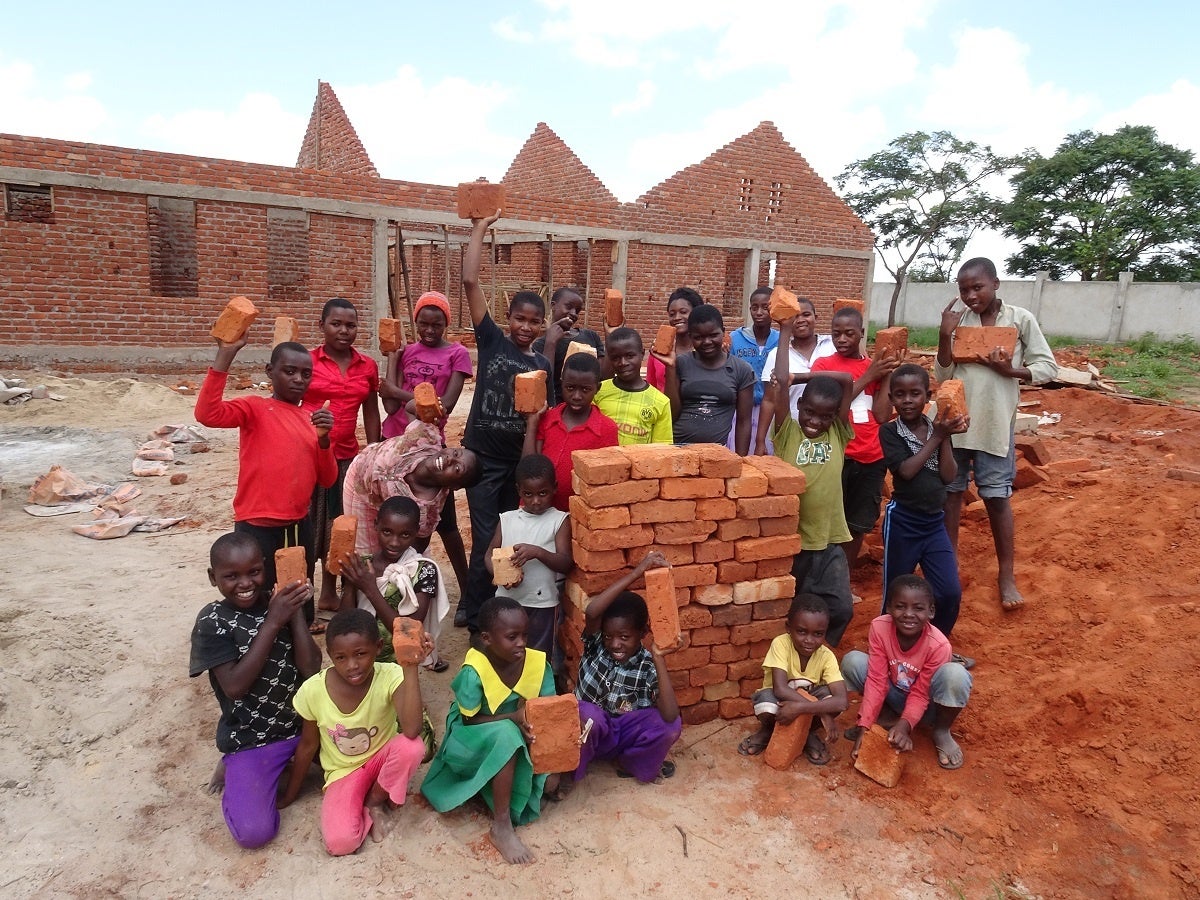 【ホテルオークラ神戸】タンザニアの子どもたちの自立を支援する「りんごフェア」を開催のサブ画像8_孤児院第2棟の建設風景と子ども達（2017年竣工）