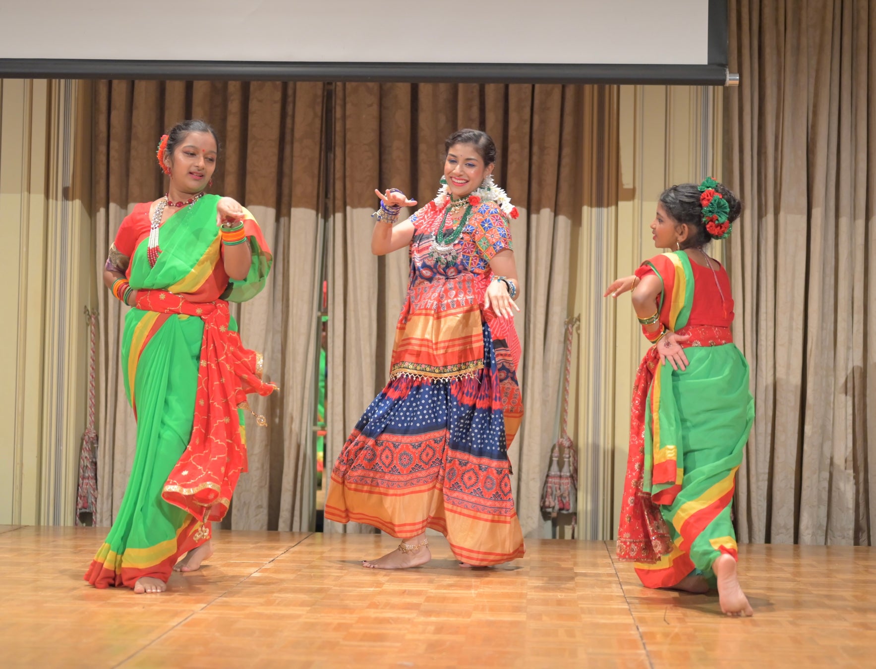 「援助しない」日本のNGOの草分け的団体・シャプラニールが創立50周年記念式典を開催、南アジアで「市民による」海外協力を推進のサブ画像3_ベンガル舞踊の披露
