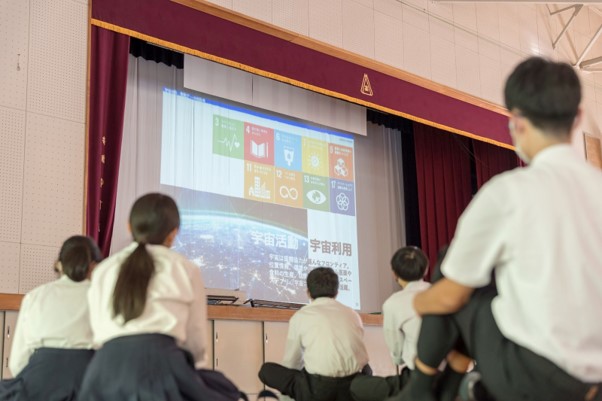 高校探究学習の一環として「未来授業」始動、アスタミューゼ川口伸明が大阪の高校で3年生360名に対面で導入講演に登壇のメイン画像