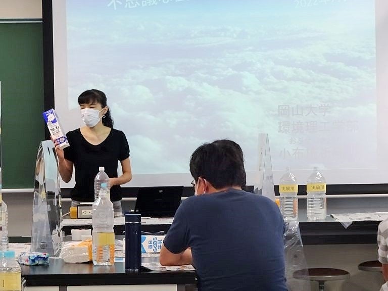 【岡山大学】「2022 サイエンス・トーク＆トライアル及びサイエンスライブ」を開催しましたのサブ画像2_雲の説明をする小布施講師