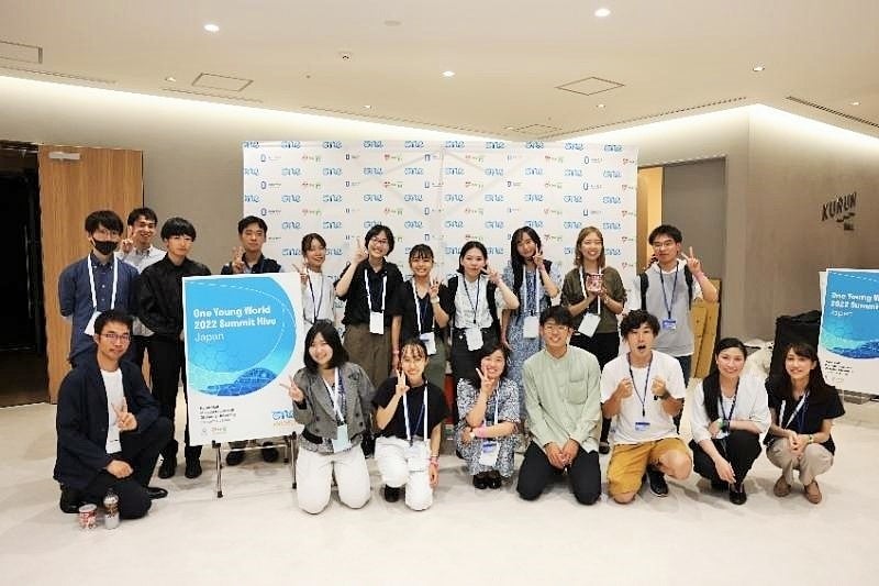 【岡山大学】岡山から世界へ次世代の夢を発信！「One Young World 2022 Hive in Okayama, Japan」を開催のサブ画像5_岡山大学学生によるOkayama Hive実行委員会（前列右から4人目が岩田さん、後列右から3人目が出口さん）※撮影時のみマスクを外しました