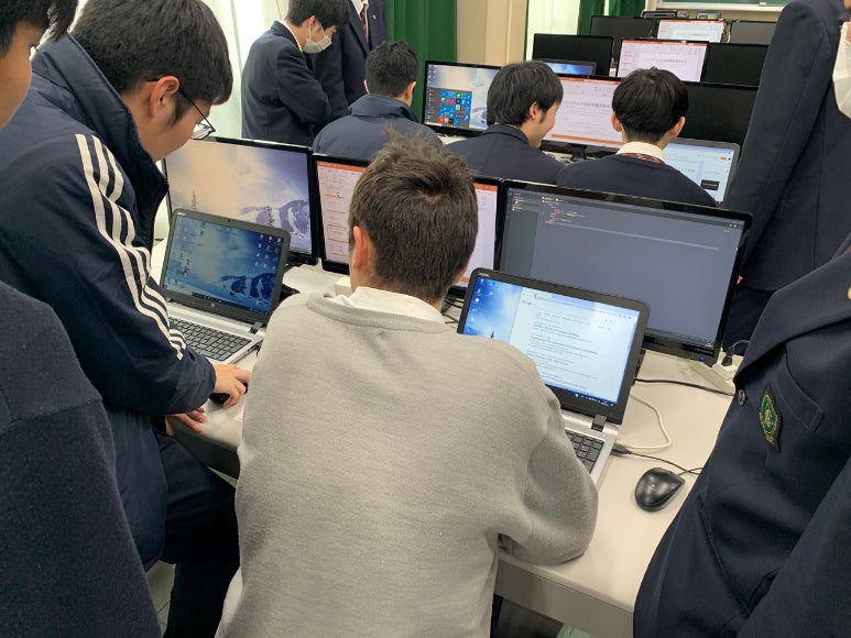 大阪府下私立高校で初：新品の約1/3の価格で、リユースパソコンを授業に導入のサブ画像1_リユースパソコンを使用した授業の様子